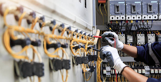 Professional Electrician technician working in Ridge Wood Heights, FL
